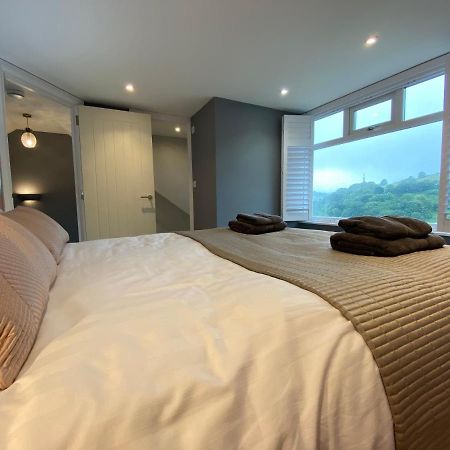Beautiful 5 Bedroom, Amazing Water & Valley Views Дартмут Екстериор снимка